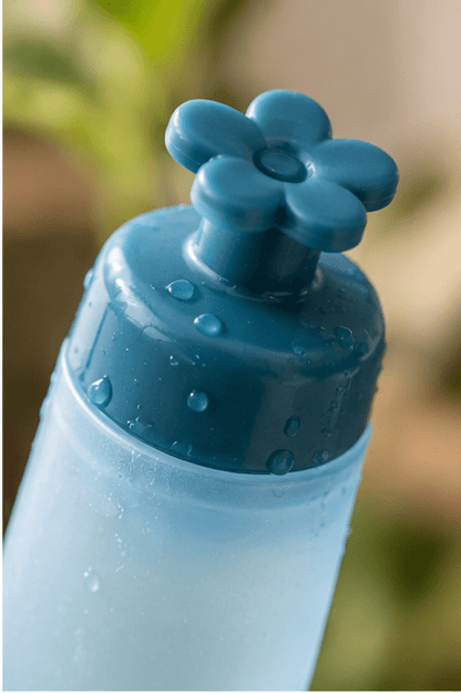 Nahaufnahme des Verschlusses in Blütenform mit Wassertropfen