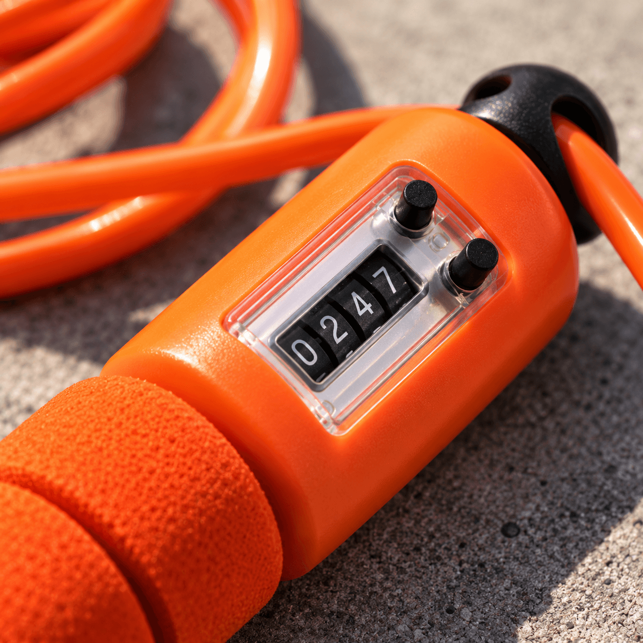 Nahaufnahme des mechanischen ZĂ€hlwerks im orangen Griff, es zeigt 0247